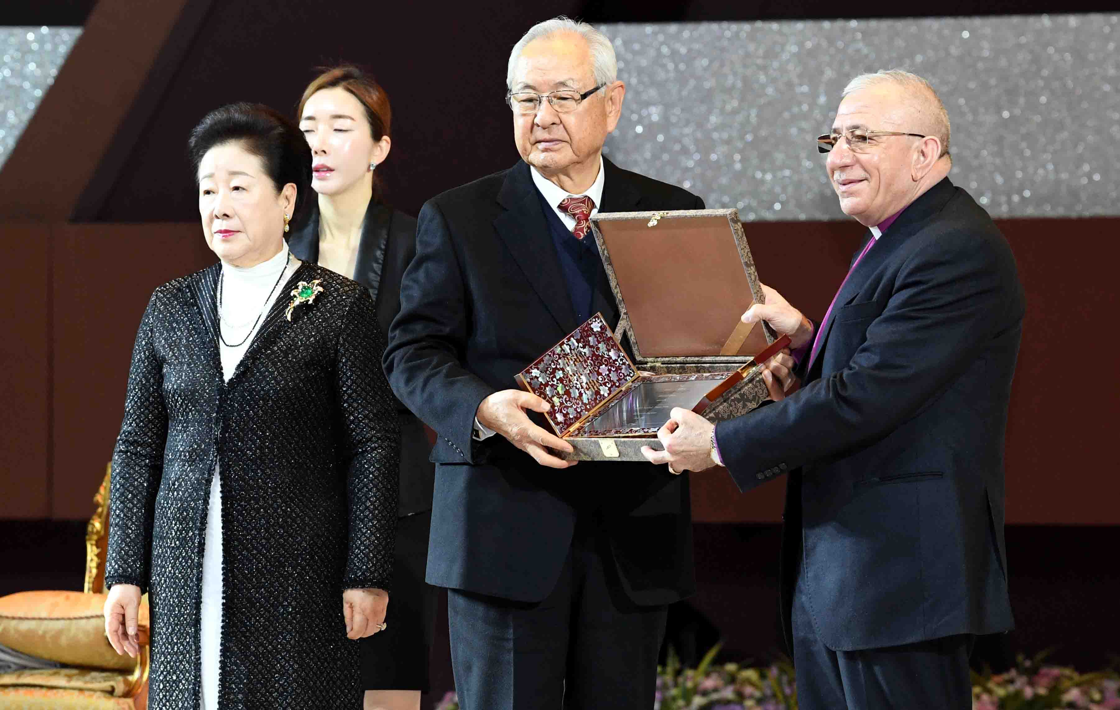 무닙 유난_메달 및 상패 수여