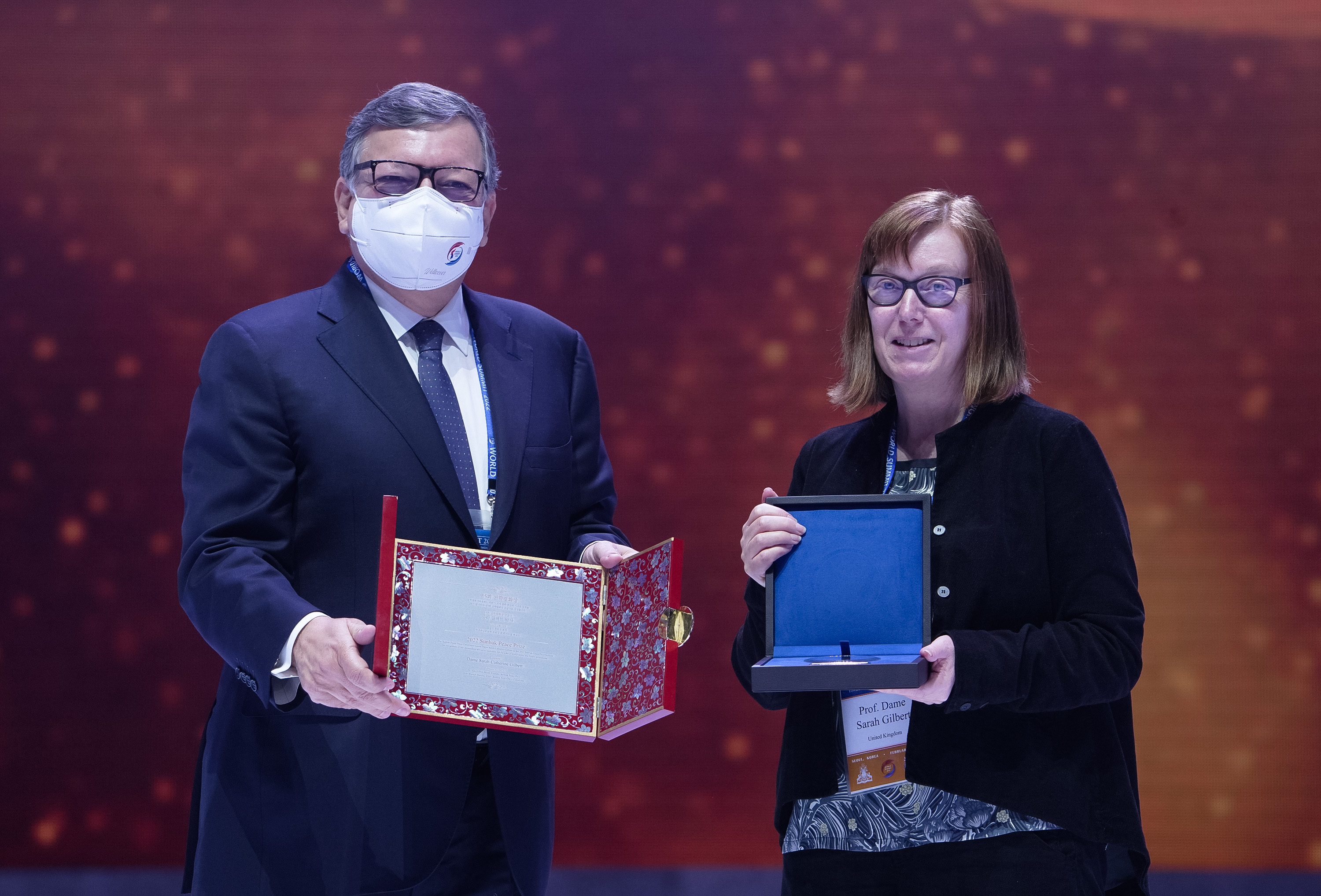 사라 길버트 메달 및 상패 수여