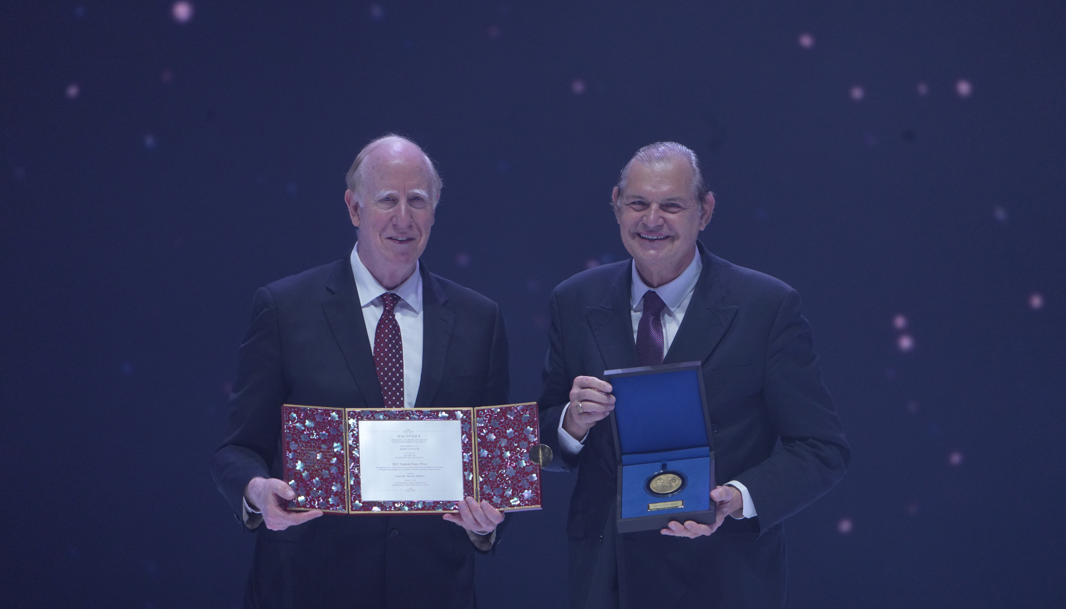 세계백신면역연합 메달 및 상패 수여