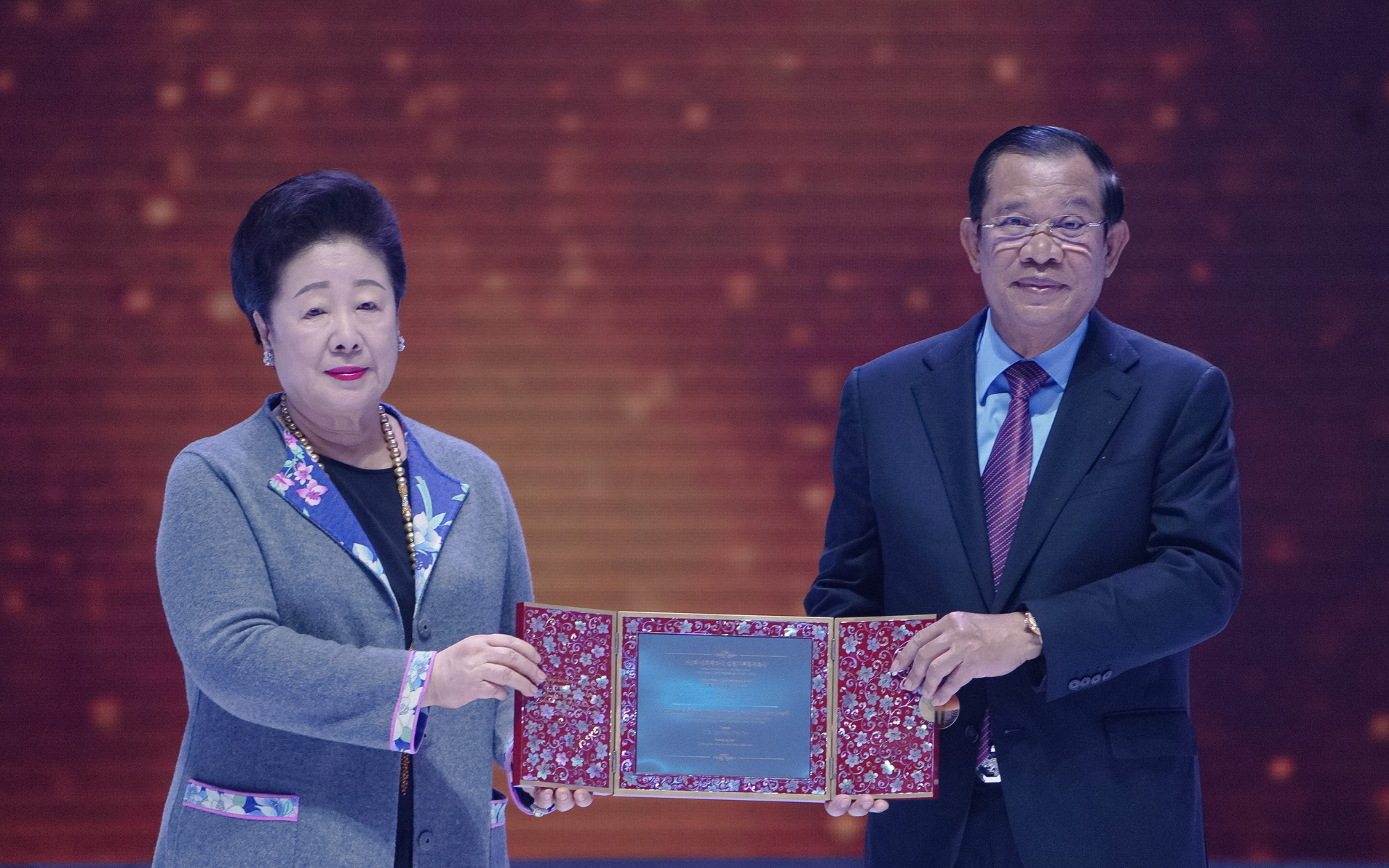 훈센 메달 및 상패 수여