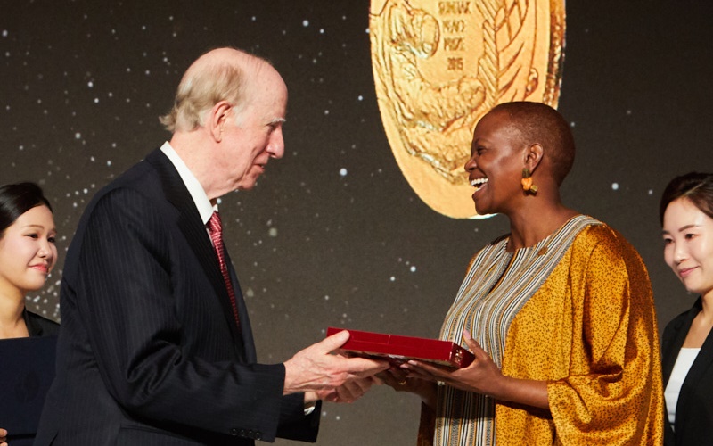 완지라 마타이 메달 및 상패 수여