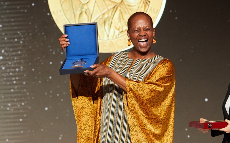 완지라 마타이 메달 및 상패 수여