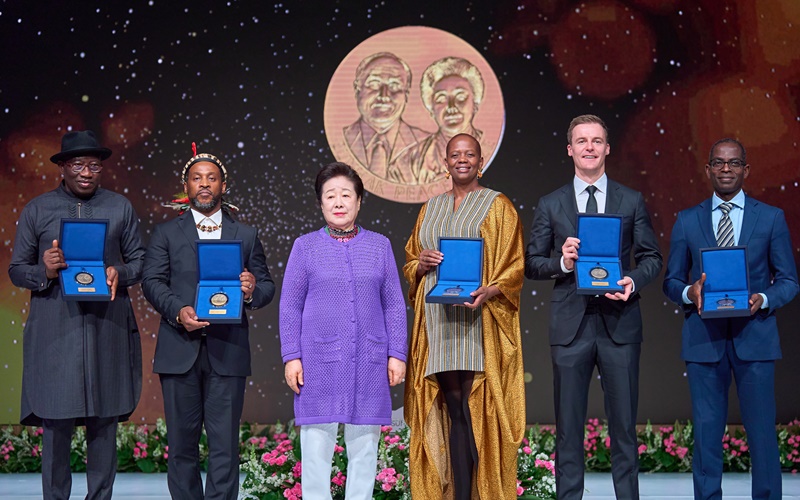 전체 수상자 기념 촬영